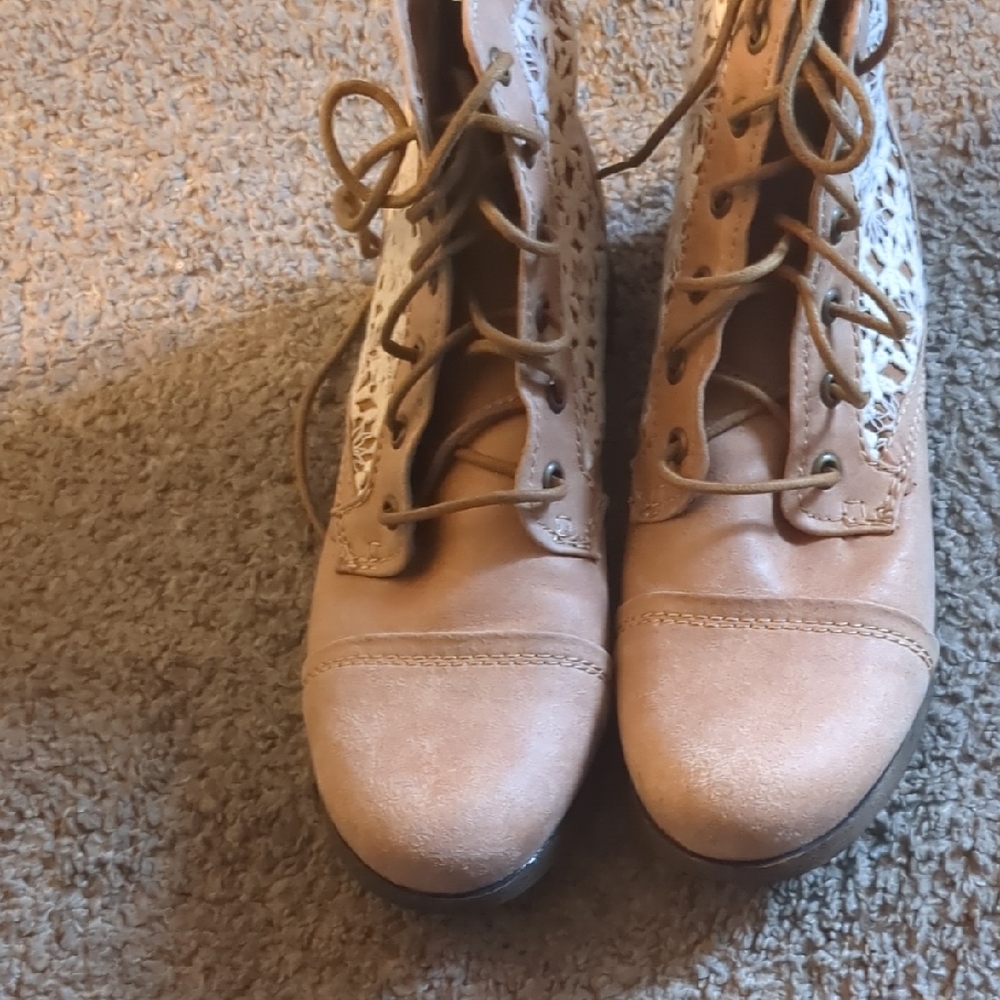 SM New York Tan Lace-Up Ankle Boots